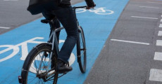 In bicicletta sulla pista ciclabile.