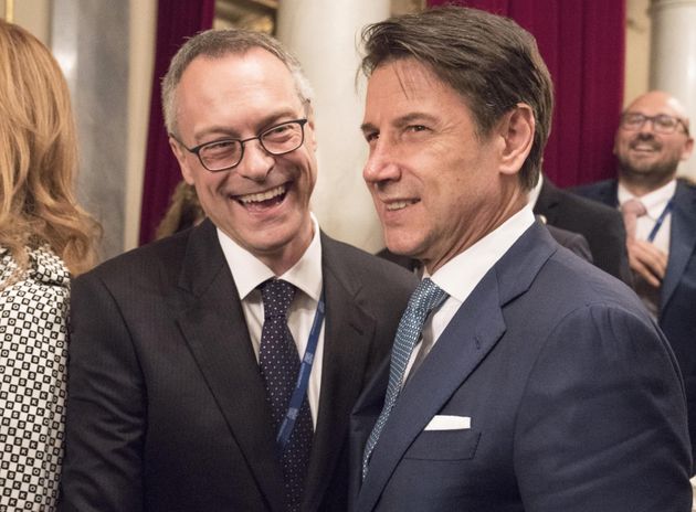 Il premier Giuseppe Conti (D) ed il presidente di Confindustria Paolo Bonomi (S) scambiano un saluto.