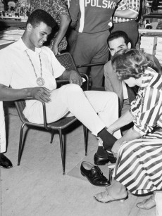 ll giovane Cassius Clay, con la medaglia d'oro vinta nella categoria dei pesi medip-massimi, alle Olimpiadi di Roma, in un negozio della capitale a comprare delle scarpe.