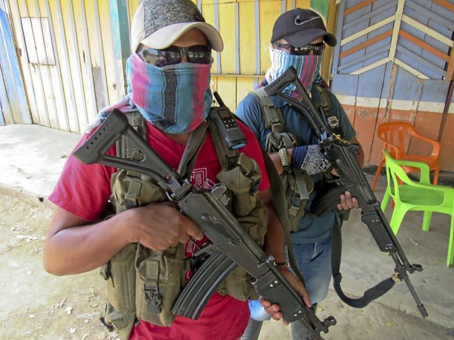 Due guardie armate del 'Clan del Golfo', nella Serranía San Lucas, Colombia.
