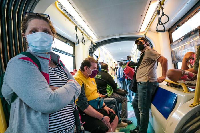Persone nella metro con mascherina a Torino.