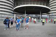 Alcuni degli spettatori ammessi in fila davanti allo Stadio Meazza per assietere all'amichevole Inter-Pisa, Milano, 19 Settembre 2020.