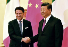 Il premier Giuseppe Conte ed il presidente cinese Xi Jinping si stringono la mano prima della reunione nella Grande Sala del Popolo a Pechino. Immagone d'archivio