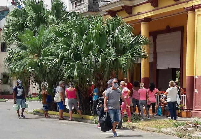 Persone in fila davanti ad negozio a L'Avana (Cuba) in tempo di coronavirus.