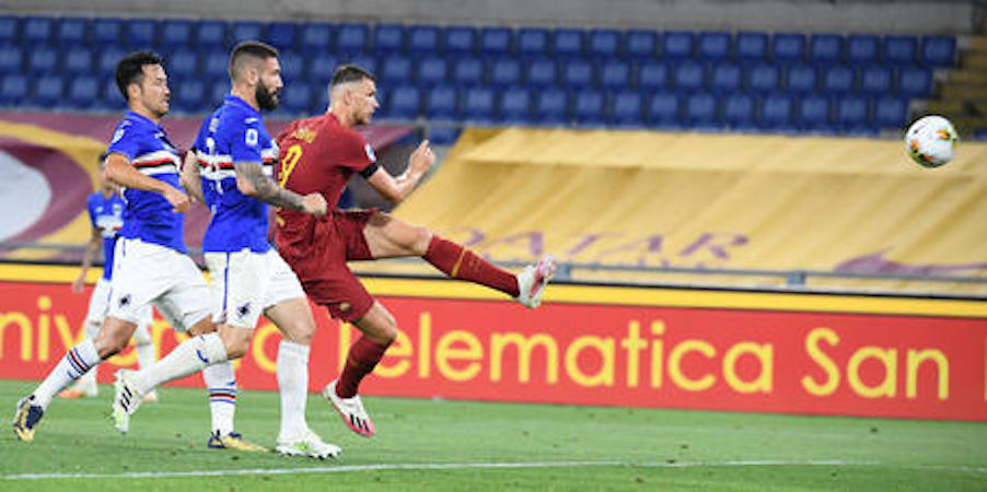 Edin Dzeko segna il gol del pareggio 1-1 alla Sampdoria. Immagine d''archivio.