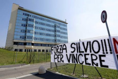 Lo striscione con la scritta "Forza Silvio" fuori dell'ospedale San Raffaele..