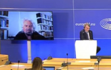 Beppe Grillo nel suo intervento durante un dibattito al Parlamento Europeo con il presidente del Parlamento Europeo David Sassoli,