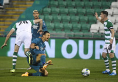 Zlatan Ibrahimovich riceve un fallo mentre calcia un pallone.