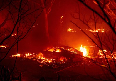 Le fiamme divampano dai roghi nello stato di Oregon.