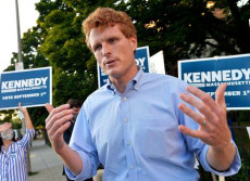 Il deputato dem Joseph Kennedy III, durante la campagna elettorale delle primarie in Massachusetts.