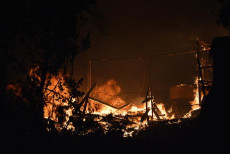 Le fiamme divorano il campo di profughi di Moria sull'isola di Lesbo.