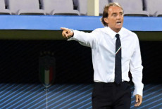Roberto Mancini dà istruzioni agli azzurri dal bordo campo durante Italia-Bosnia.