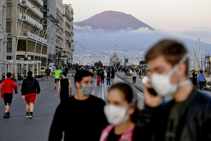 Folla sul lungomare Caracciolo a Napoli 'riaperto'