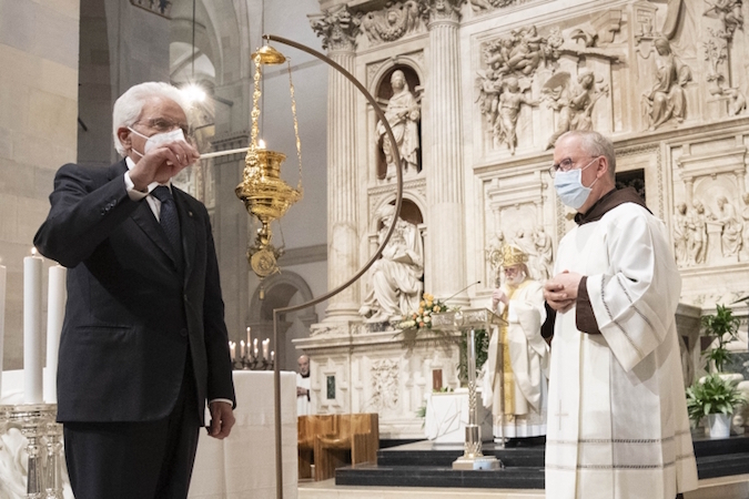 Loreto, Il Presidente Sergio Mattarella procede all'accensione della Lampada per la pace.