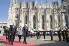 Il Presidente Sergio Mattarella, con il Presidente della Repubblica Federale di Germania Frank-Walter Steinmeier passano in rassegna un reparto schierato che rende gli onori, in occasione della visita ufficiale.