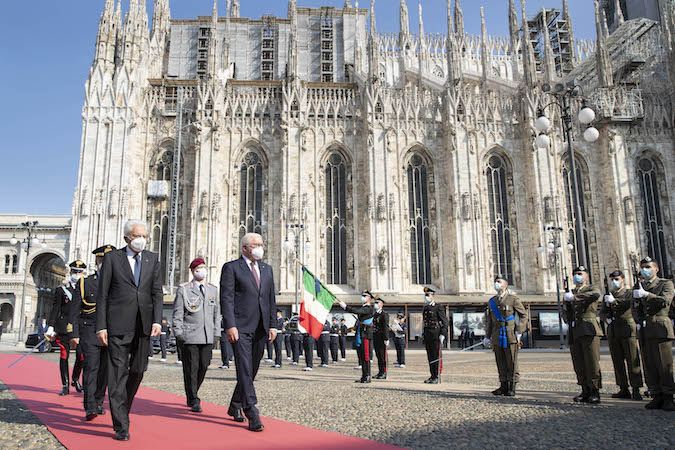 Il Presidente Sergio Mattarella, con il Presidente della Repubblica Federale di Germania Frank-Walter Steinmeier passano in rassegna un reparto schierato che rende gli onori, in occasione della visita ufficiale.