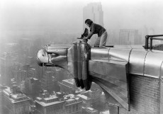La fotografa Margaret Bourke-White mentre scatta una foto dal Chrysler Building.