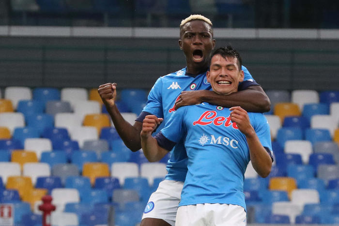 Hirving Lozano e Victor Osimhen festeggiano il primo gol della goleada del Napoli sul Genoa.