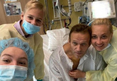 Navalny con la moglie Yulia Navalnaya e famiglia. Foto postata da Navalny su Instagram quando l'oppositore russo fu ricoverato in ospedale a Berlino, per avvelenamento.