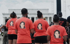 Manifestanti indossano magliette con il volto stampato di Breonna Taylor protestano in Washington. attend the 'Commitment March: Get Your Knee Off Our Necks', at the Lincoln Memorial in Washington, durante il 57esimo anniversario della marcia di Martin Luther King.