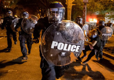 Un poliziotto in azione durante le proteste contro il razzismo in Usa.
