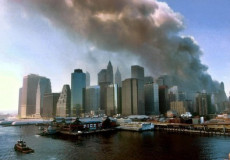 Una nuvola si fumo e polvere s'innalza dalle macerie delle Torri Gemelle a New York, il giorno dell'attentao del 11/9 2001.