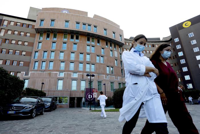 L'ospedale San Raffaele a Milano, dove è ricoverato Silvio Berlusconi.