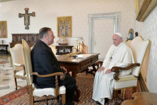 In una foto d'archivio Papa Francesco e Mike Pompeo.
