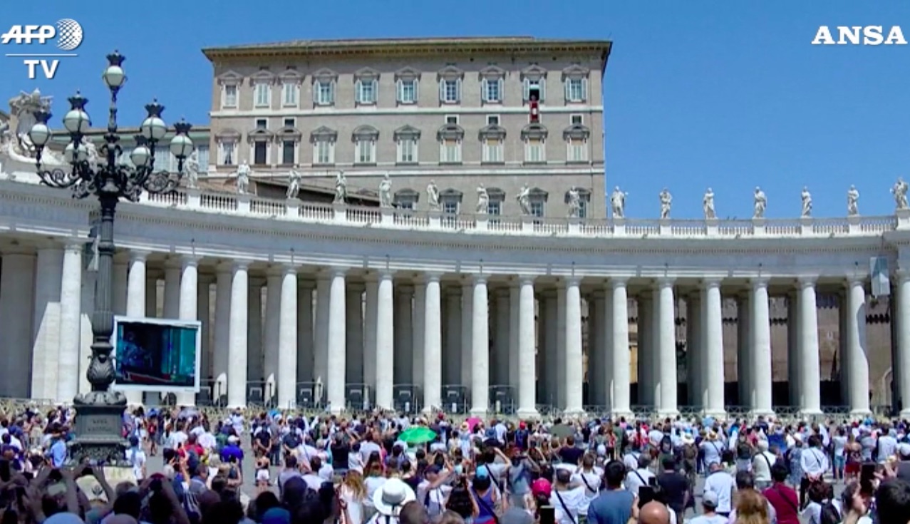 Piazza San Pietro durante la benedizione dell'Angelus di Papa Francesco.