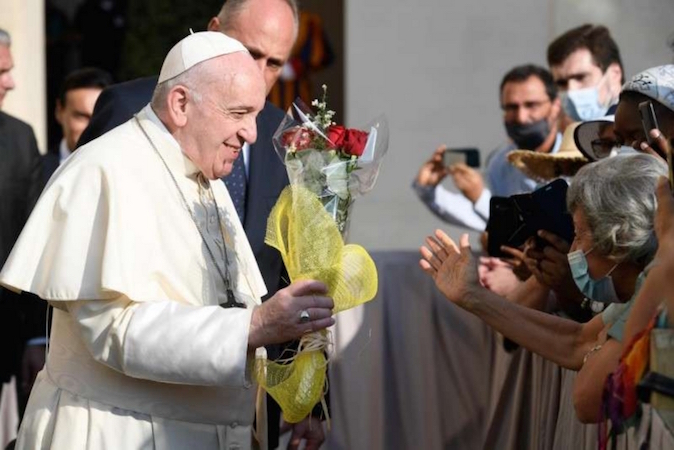 Papa Francesco saluta i fedeli nell'udienza generale nel Cortile di San Damaso col ritorno dei fedeli.