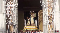 Nella foto d'archivio la processione della Madonna del Rosario a Palermo.