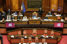 Il momento della lettura dei risultati del voto di fiducia sul dl semplificazioni nell'aula del Senato