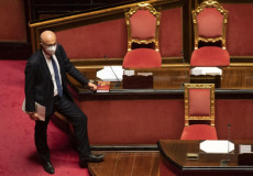 Il deputato Federico d'Incá (M5S) nel Senato