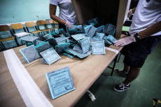 Spoglio delle schede elettorali in un seggio di Roma,
