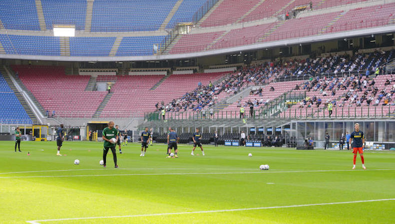 Tifosi seduti in tribuna, nel rispetto delle regole del distanziamento anti Covid e con mascherine allo Stadio Meazza di Milano