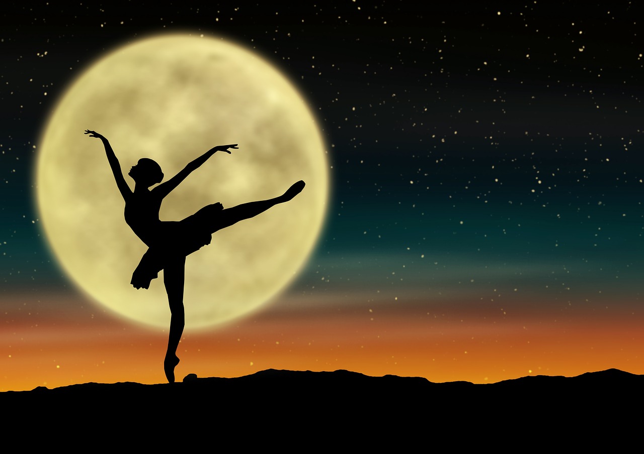 Ballerina, sullo sfondo della Luna piena.
