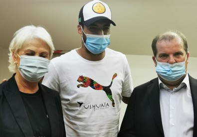 Luis Suarez (c) con la mascherina insieme ai genitori.