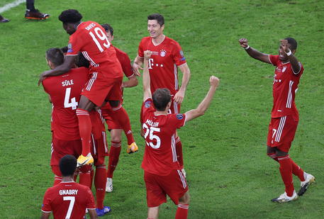 I giocatori del Bayern Munich esultano dopo aver conquistato la Supercoppa contro il Siviglia a Budapest.