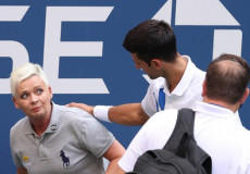 Djokovic chiede scusa alla giudice di linea colpita da un suo tiro di rabbia al Flushing Meadows di New York.