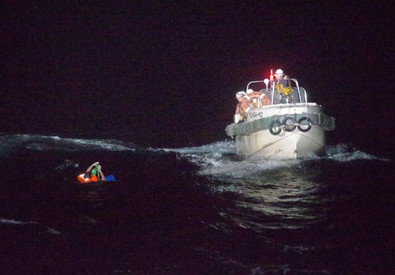 Un motoscafo dei soccorristi cerca superstiti della nave colpita dal tifone nel Mar Cinese orientale.