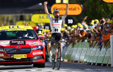 Lo svizzero Marc Hirschi taglia il traguardo a Sarran, nella 12/a tappa del Tour de France.