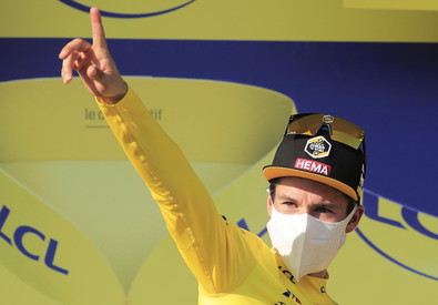 Il tedesco Lennart Kamna saluta i tifosi al traguardo della 16/a tappa del Tour de France.