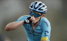 Il ciclista colombiano "Superman" Miguel Angel Lopez tagla solo il traguaredo nella 17/esima tappa del Tour de France.