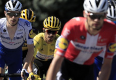 Primo Roglic (C) dietro a due corridori durante la quarta tappa del Tour de France.
