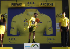 Il britannico Adam Yates in maglia gialla.