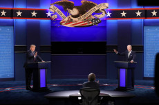 Il presidente Donald J. Trump e il candidato del Partito Democratico Joe Biden durante il dibattito tv a Samson Pavilion in Cleveland, Ohio, USA.