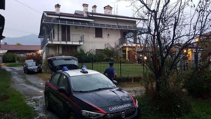 Pattuglia di Carabinieri fuori la villetta dove un uomo ha ucciso il figlio di 11 anni a Rivara (Torino)