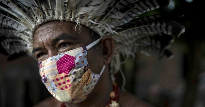Un indigena con mascherina del Mato Grosso do Sul, Brasile.