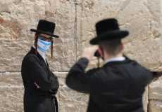 Due ebrei si fanno una foto con la mascherina in Israele.