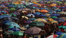 La spiaggia di Ipanema affollata in Rio de Janeiro.